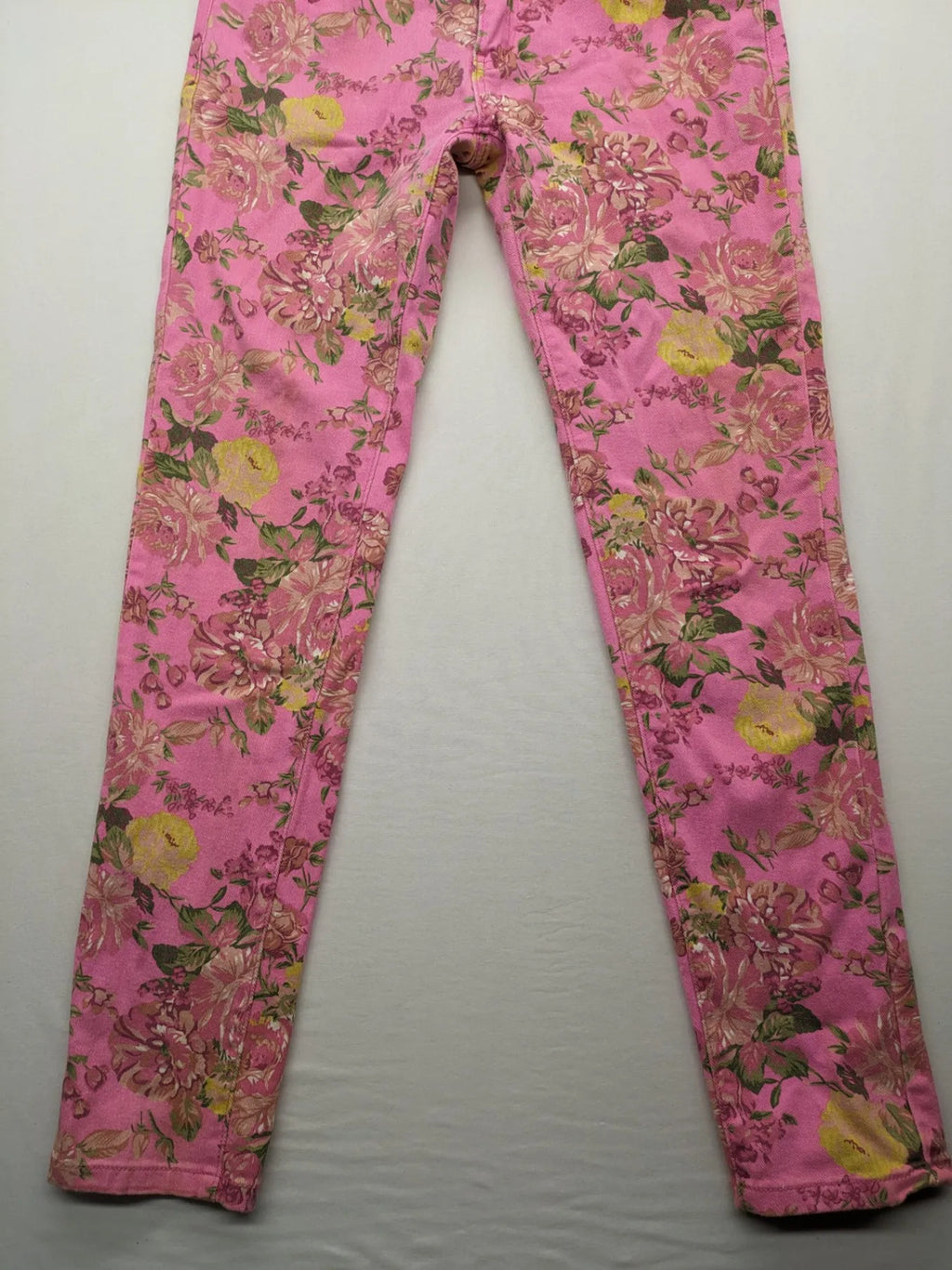 Crazy World floral straight jeans pink with 5-pocket design and slim fit.