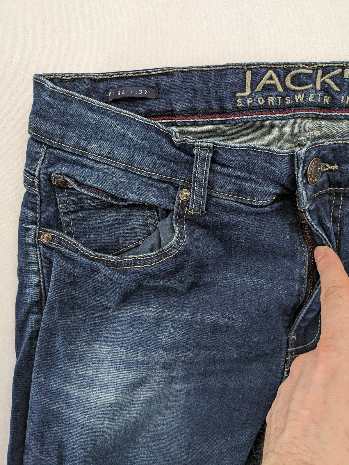 Jack's blue tapered jeans with light wash, 98% cotton, 2% elastane blend.