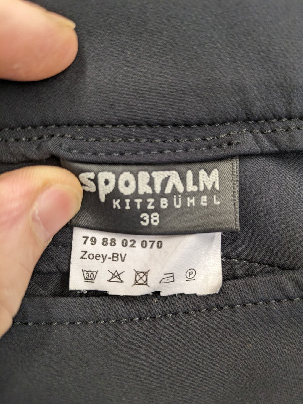 Sportalm Kitzbühel grey pants slim fit with embroidered back pockets and side zipper.