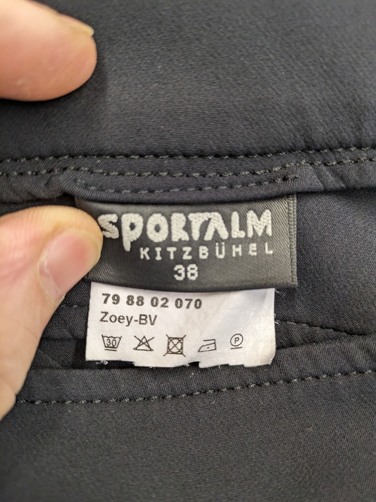 Sportalm Kitzbühel grey pants slim fit with embroidered back pockets and side zipper.