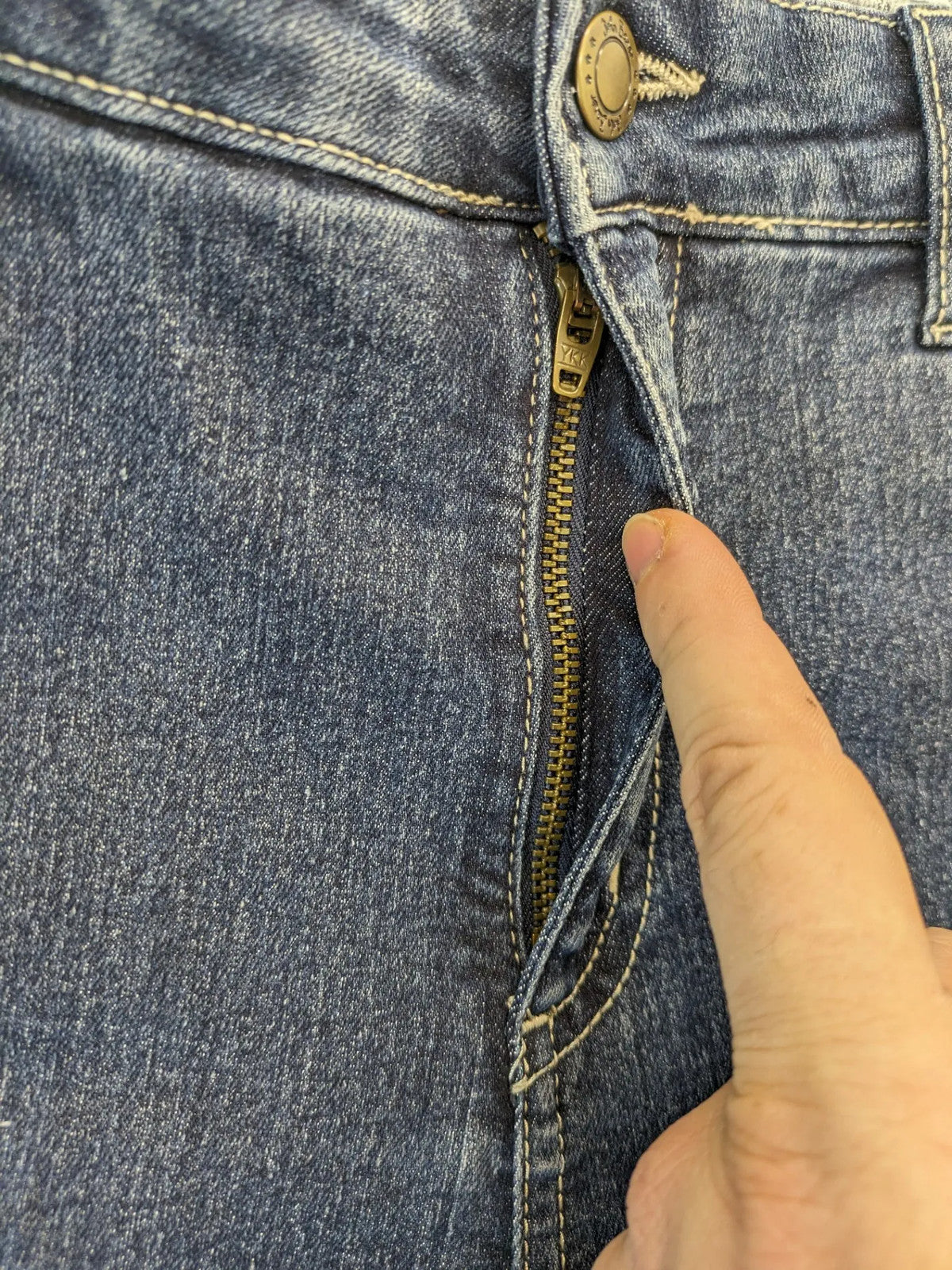 john baner blue straight jeans classic 5-pocket style with zipper and button closure