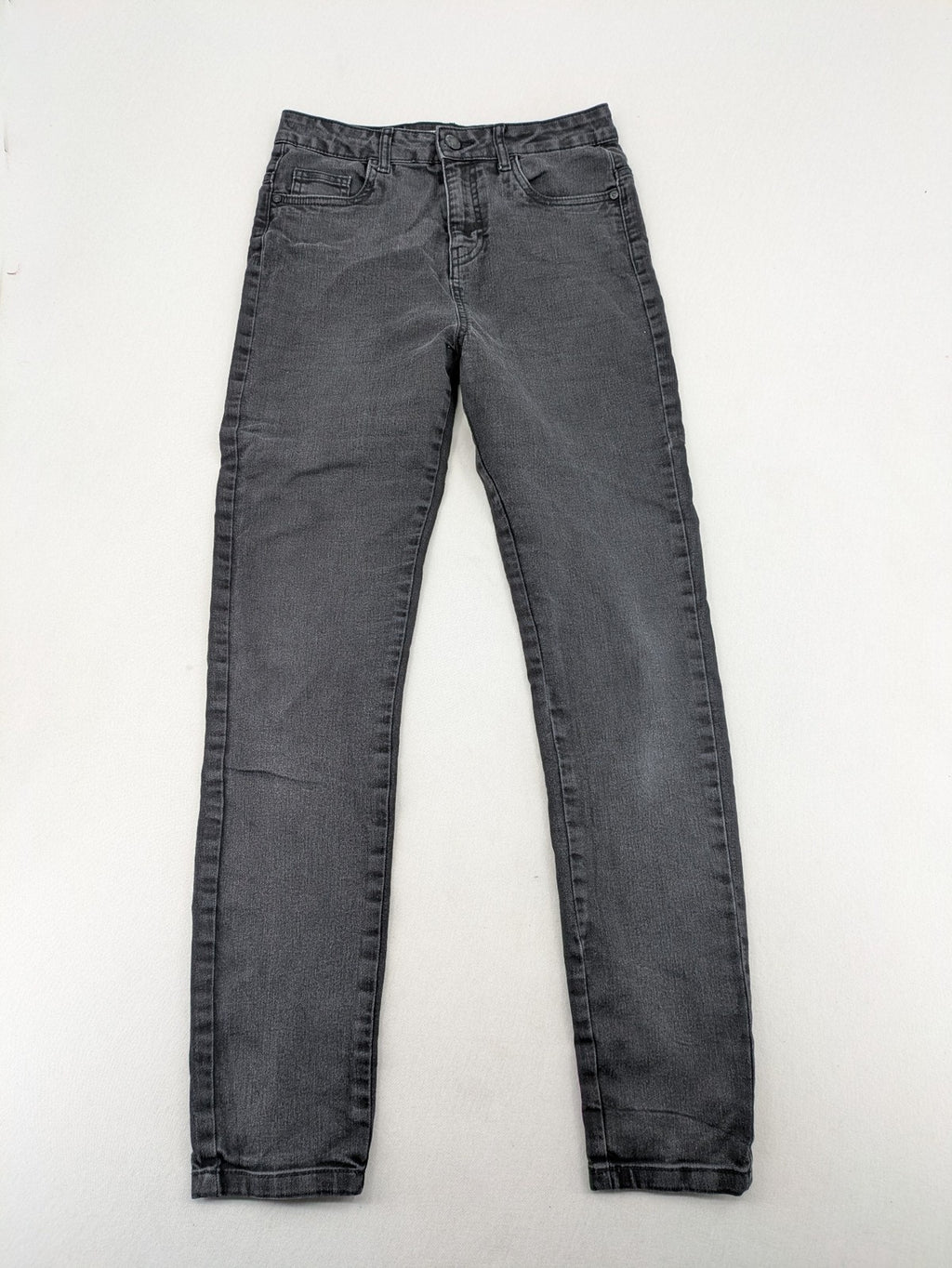Noisy May grey skinny jeans with classic 5-pocket design and button closure.