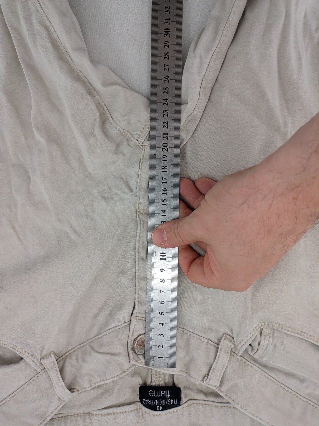 Flame beige chino pants with straight leg and classic button closure.