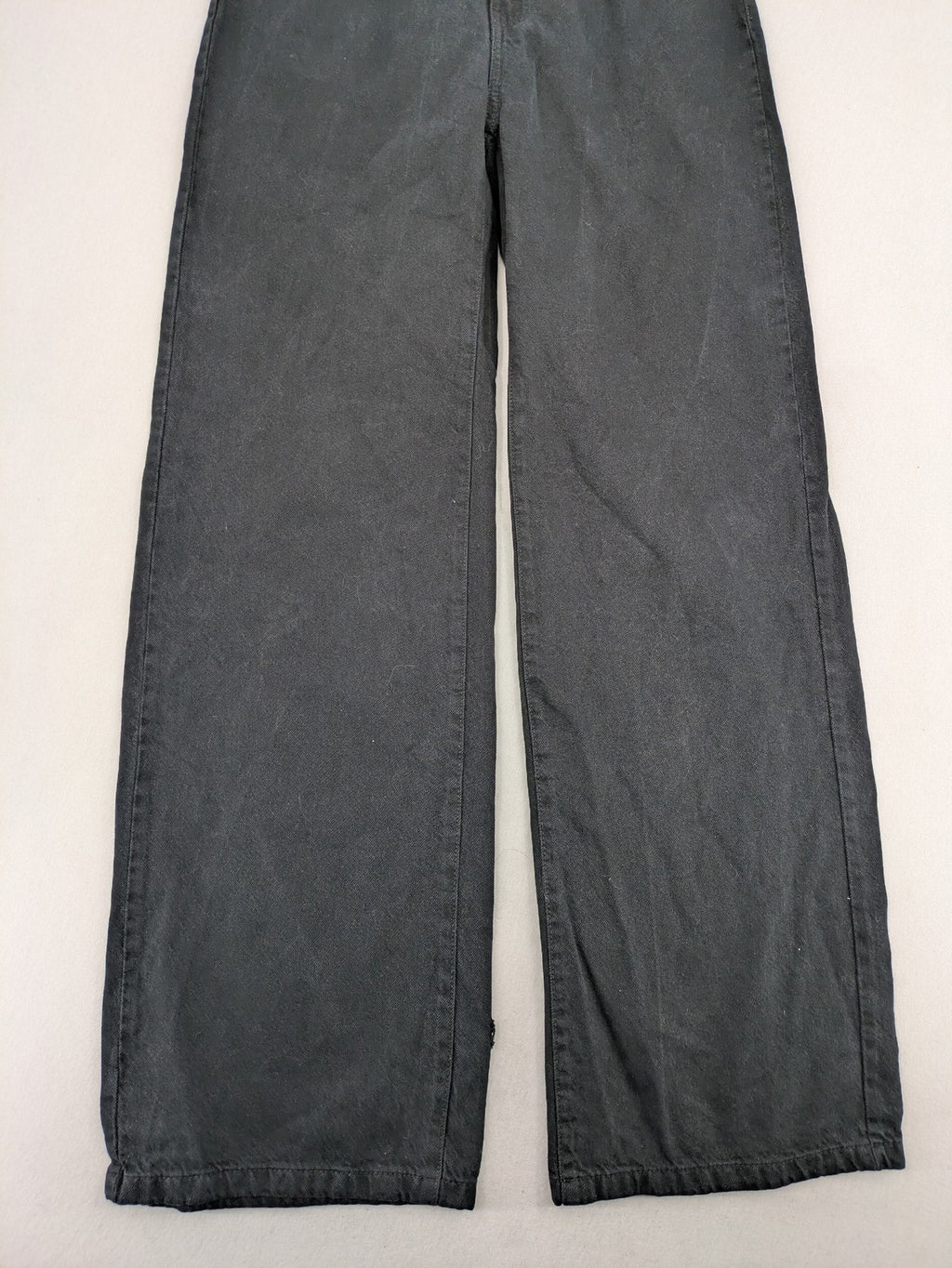 Bershka grey wide leg jeans high waist with classic 5-pocket design and button closure.