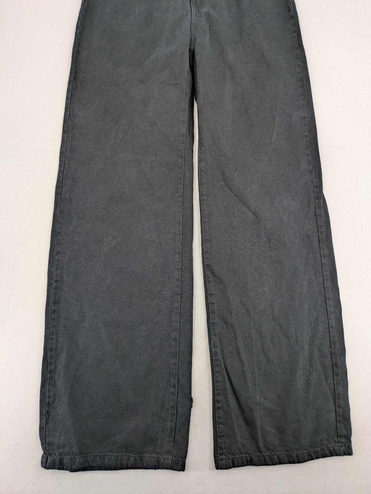Bershka grey wide leg jeans high waist with classic 5-pocket design and button closure.