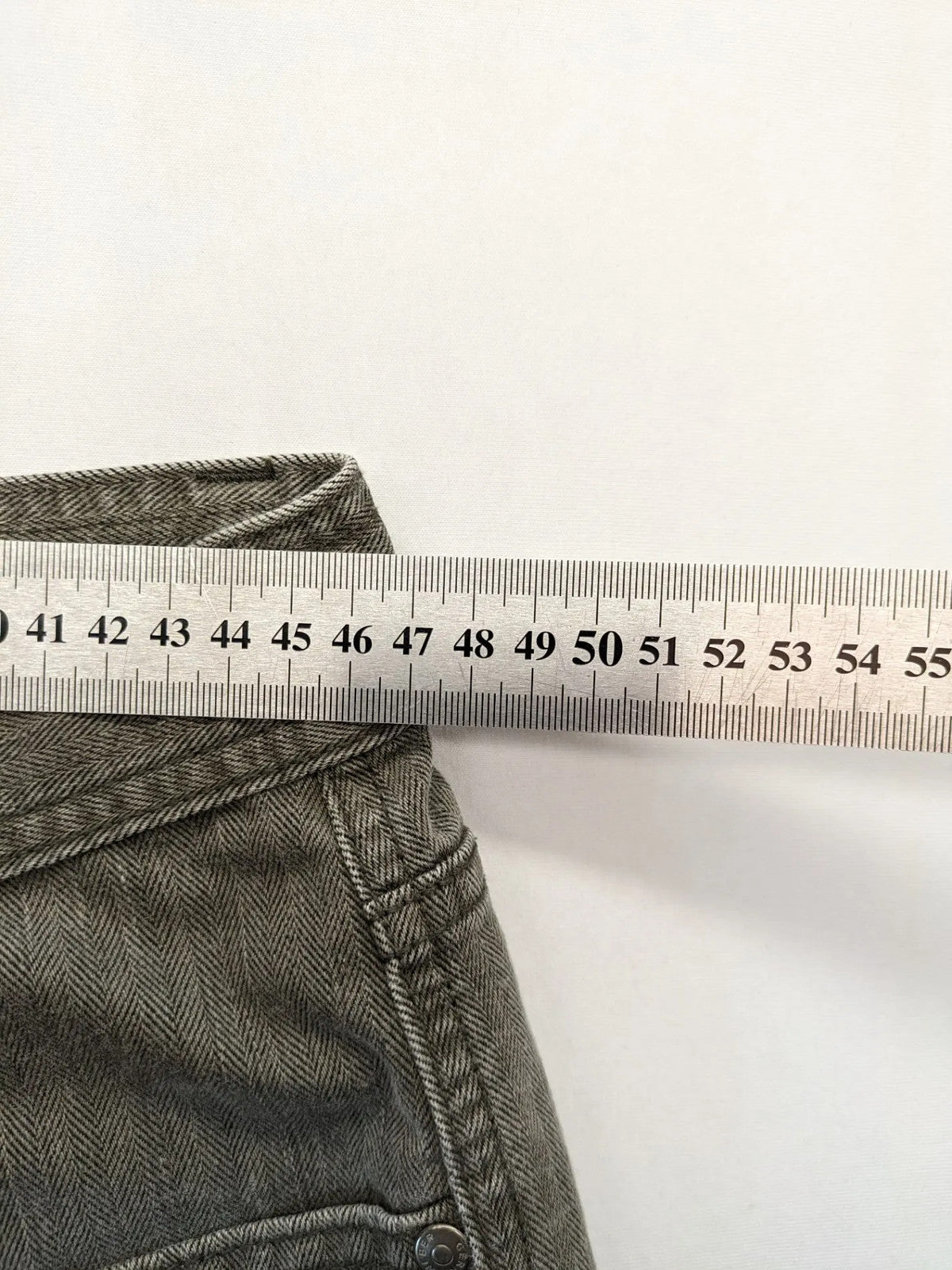 Gerry Weber grey straight jeans with herringbone pattern and classic 5-pocket design.