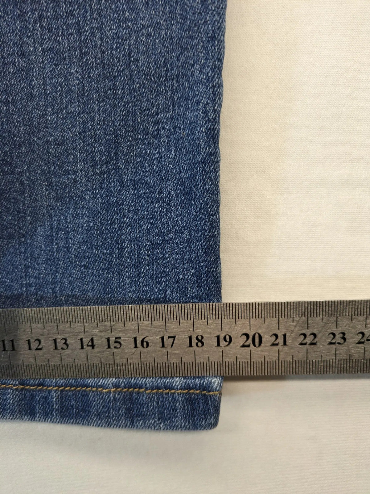 Gloria Vanderbilt blue straight jeans with slimming effect, made of stretch denim.