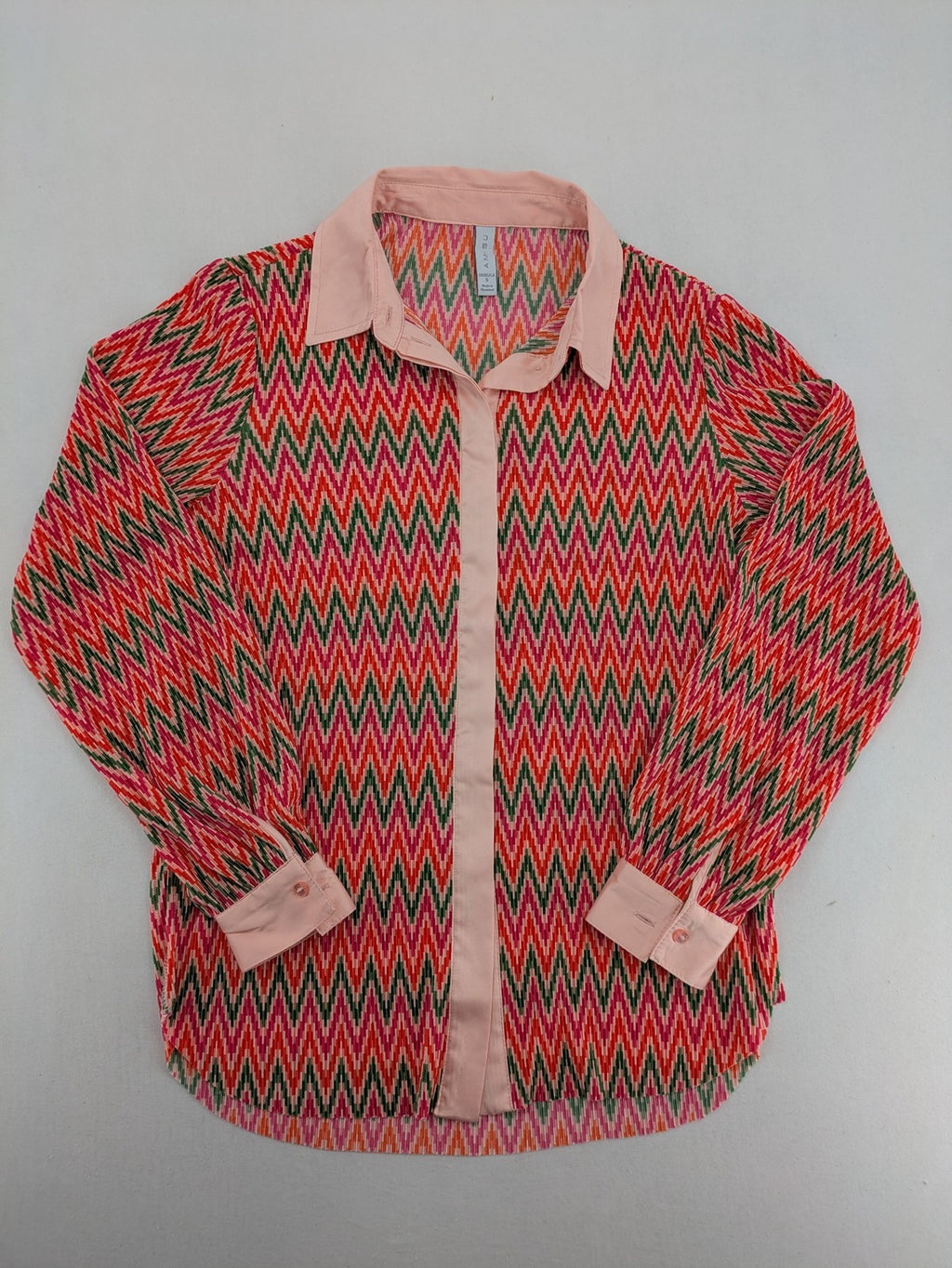Amisu pink blouse with vibrant zigzag pattern and contrasting light pink collar and cuffs.