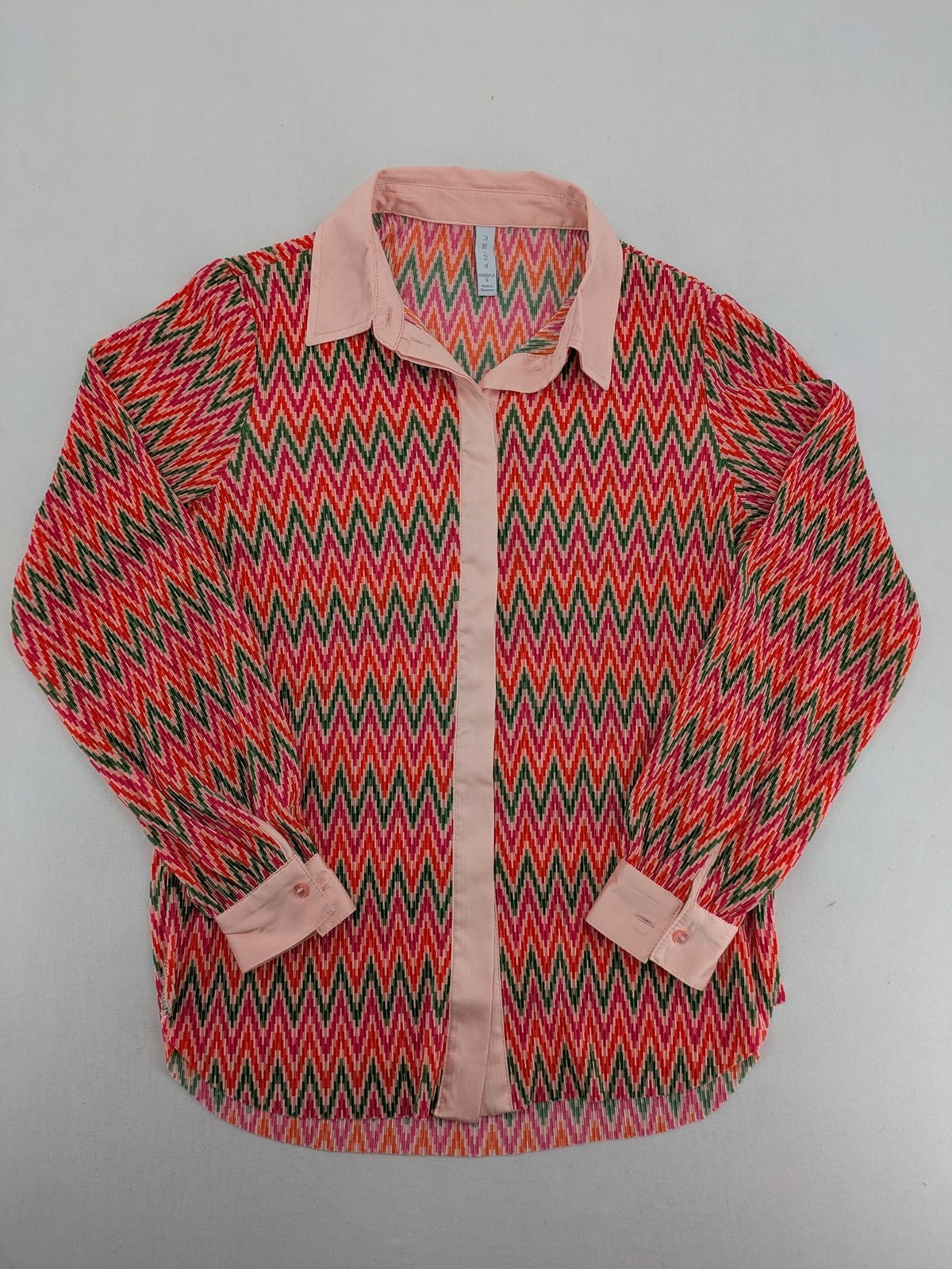 Amisu pink blouse with vibrant zigzag pattern and contrasting light pink collar and cuffs.