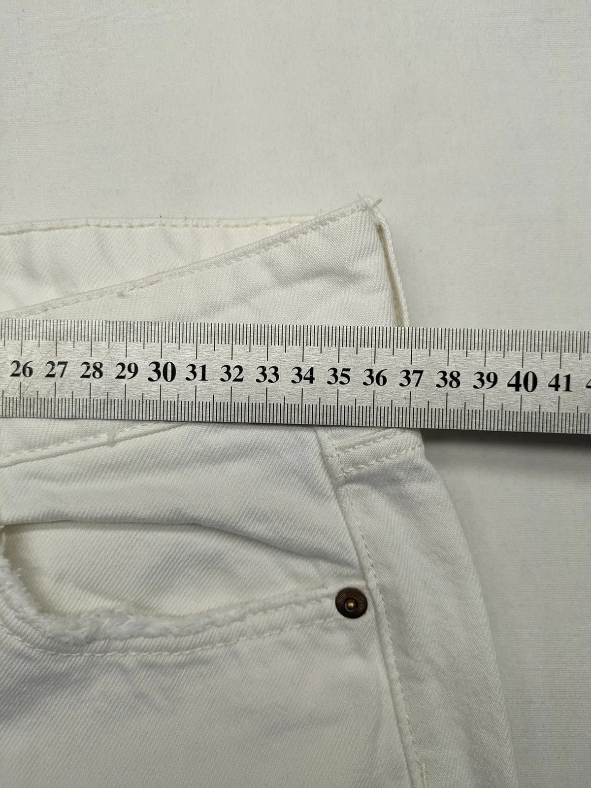 H&M white straight jeans high rise 5-pocket style made from 100% cotton.