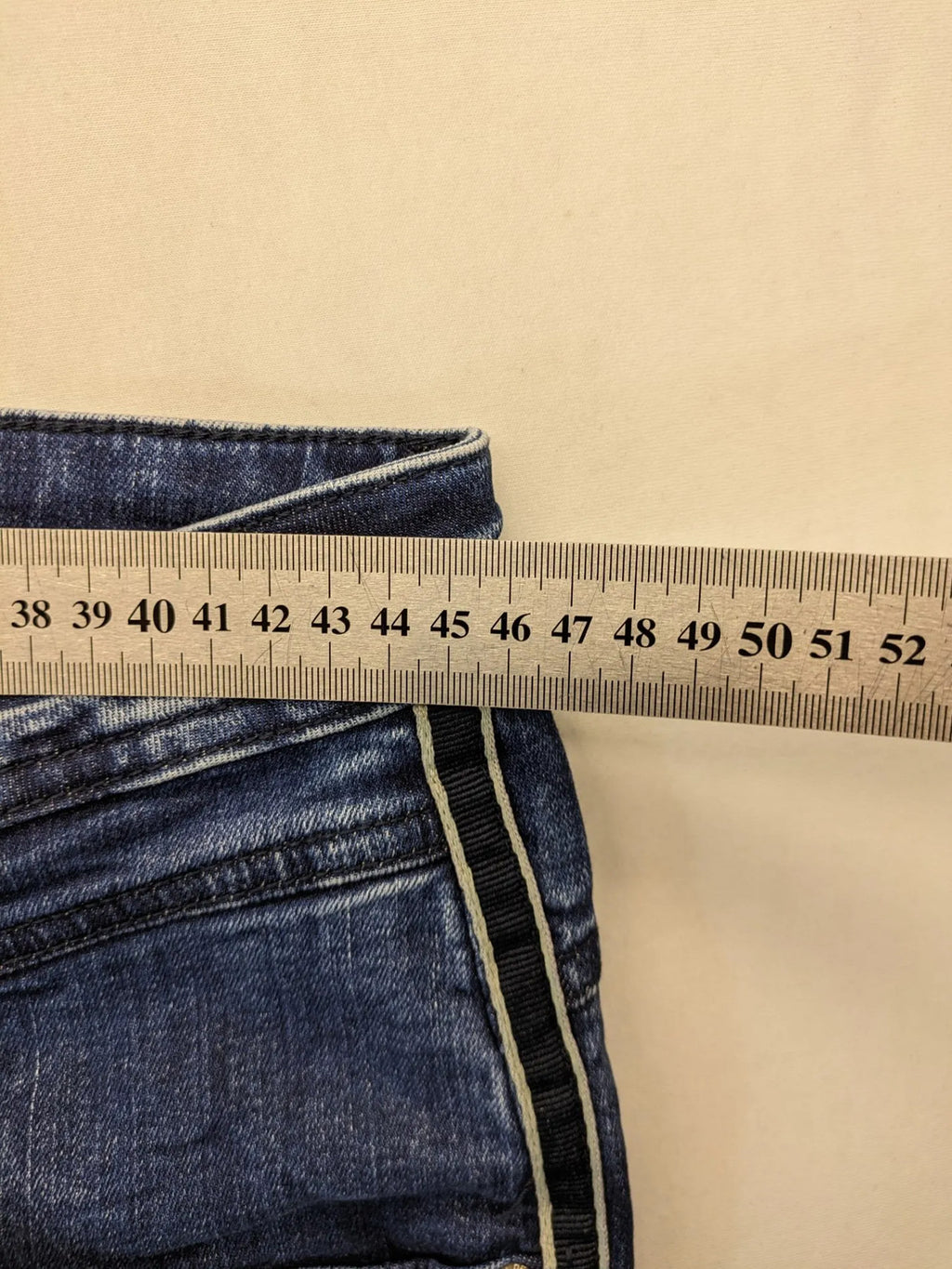 Cecil blue straight jeans with grey side stripe, five-pocket style, stretch denim.
