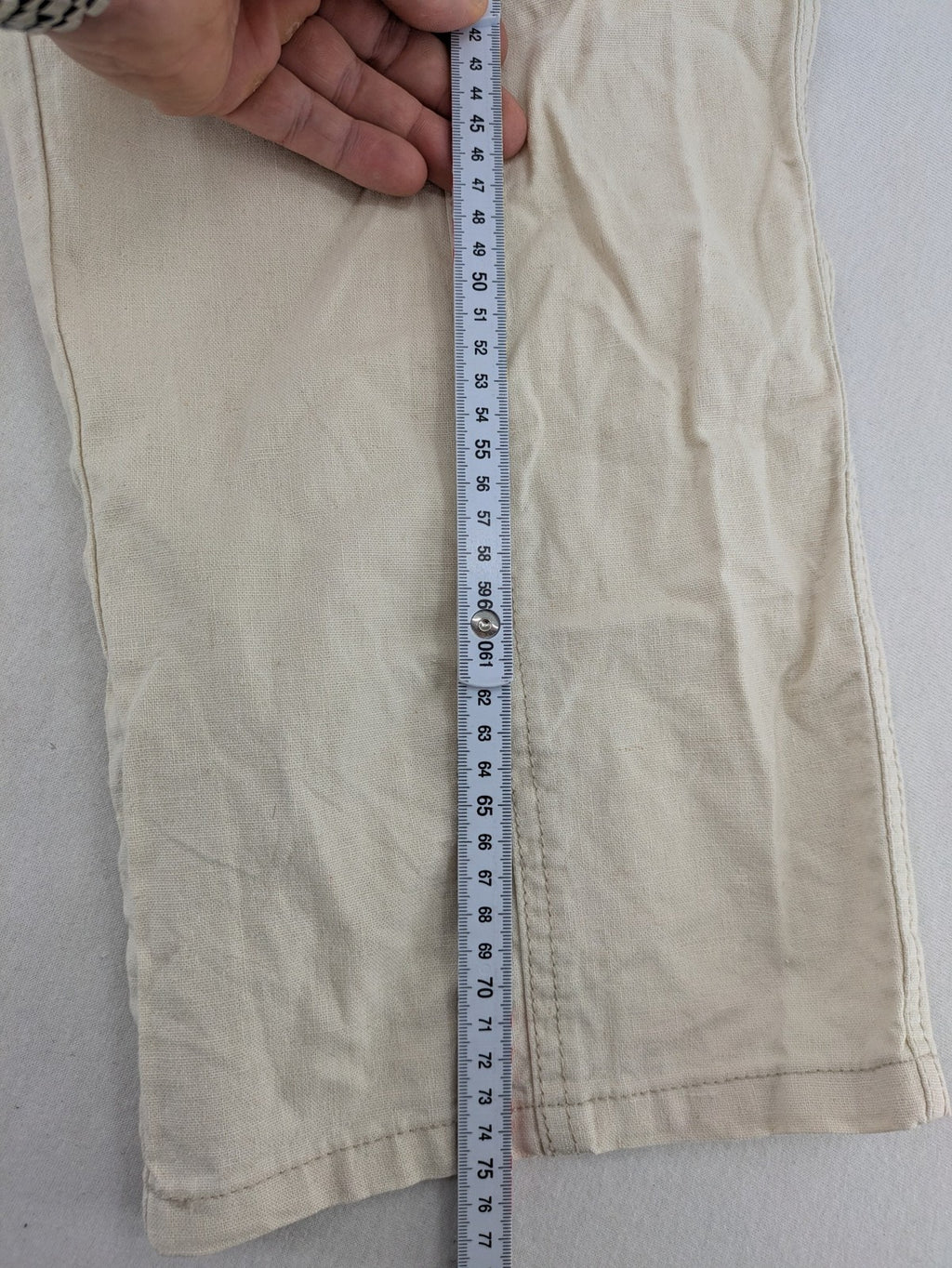 Marco Pecci beige capri pants with prominent seam details and practical pockets.