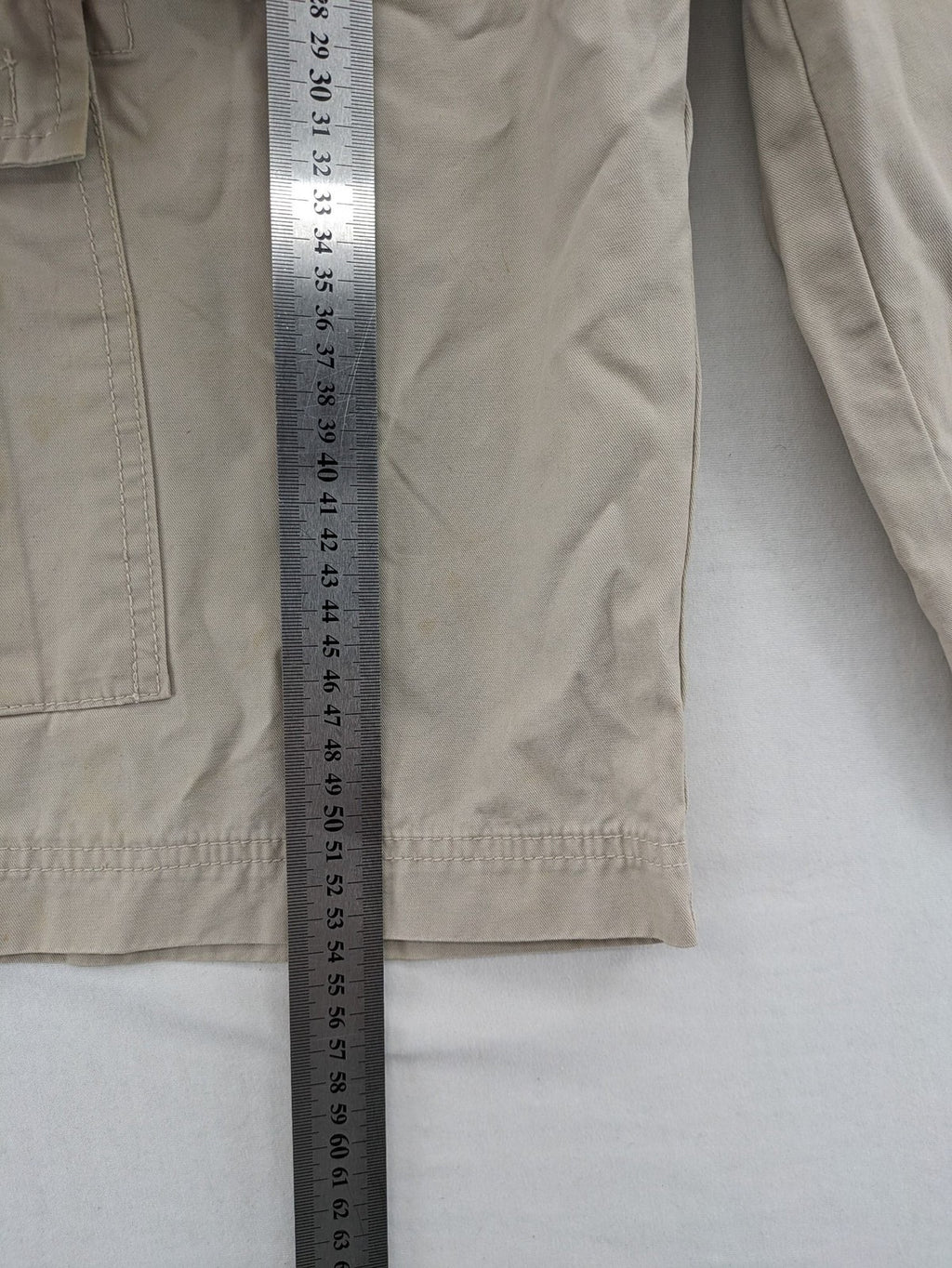 Grey Connection beige cargo shorts with multiple pockets and button closure, made from cotton.