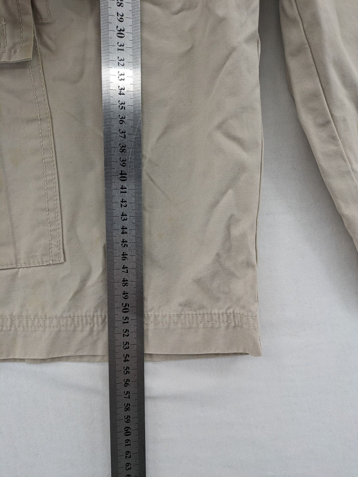 Grey Connection beige cargo shorts with multiple pockets and button closure, made from cotton.
