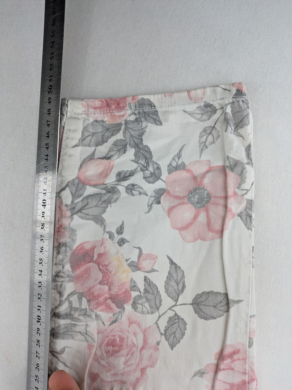 Jewelly multi floral print capri jeans with 5-pocket design and stretch cotton blend.