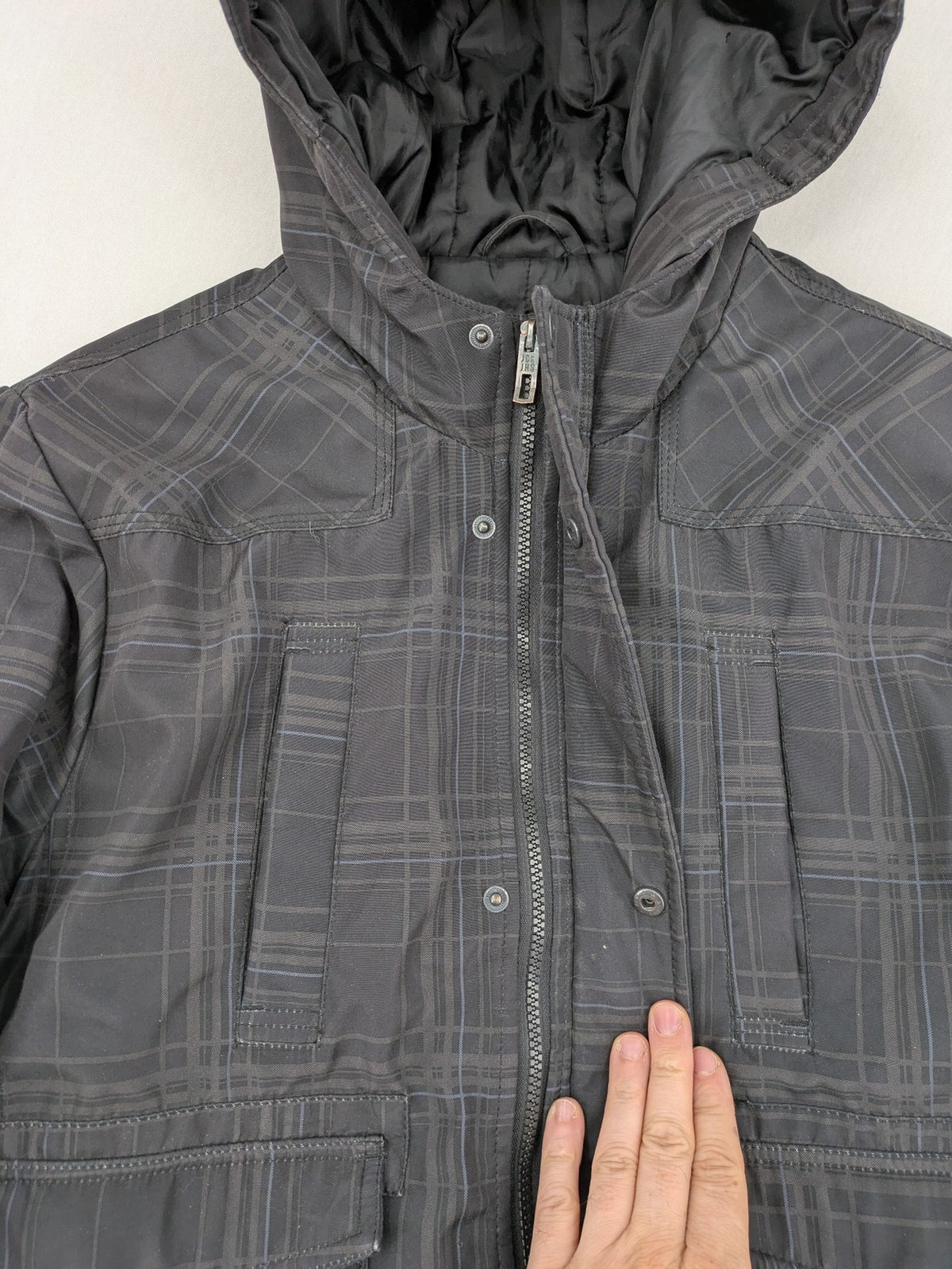 Jack & Jones grey checkered winter jacket with hood, quilted lining, and zip closure.