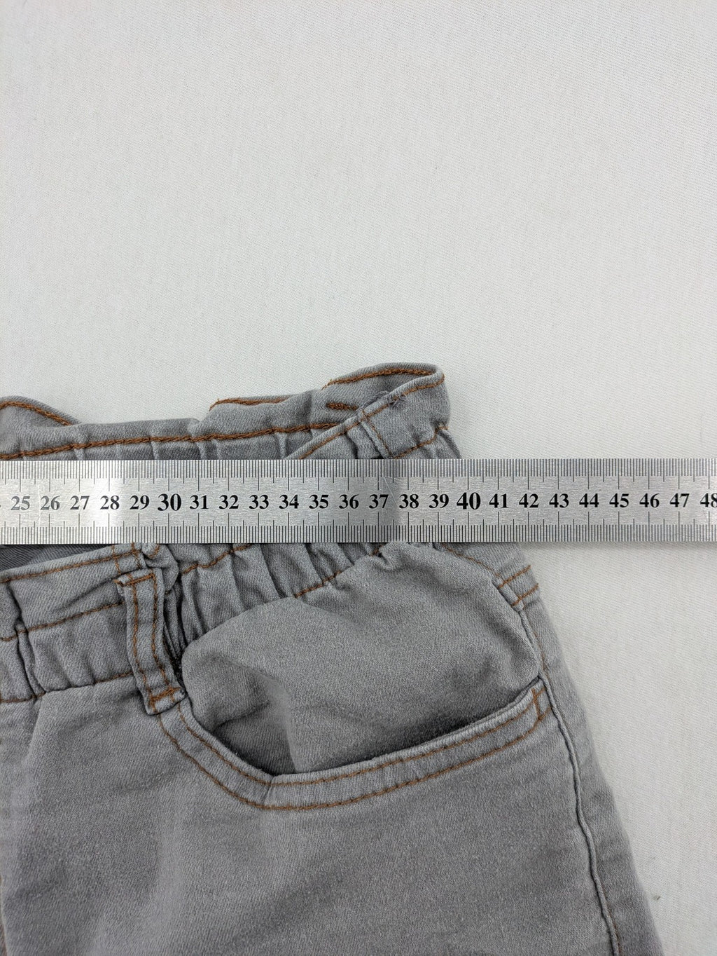Damen grey paperbag jeans high waist with elastic waistband and contrasting stitching details.