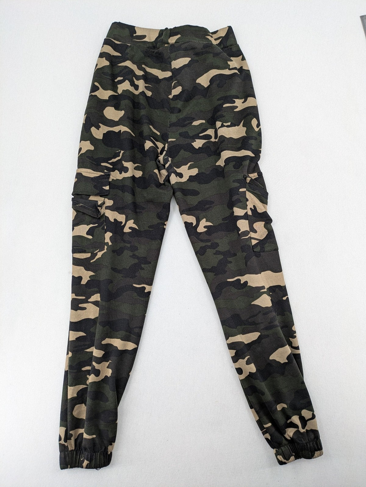 Cargo hunting & tactical pants beige cream camouflage pattern with side pockets and elastic cuffs.
