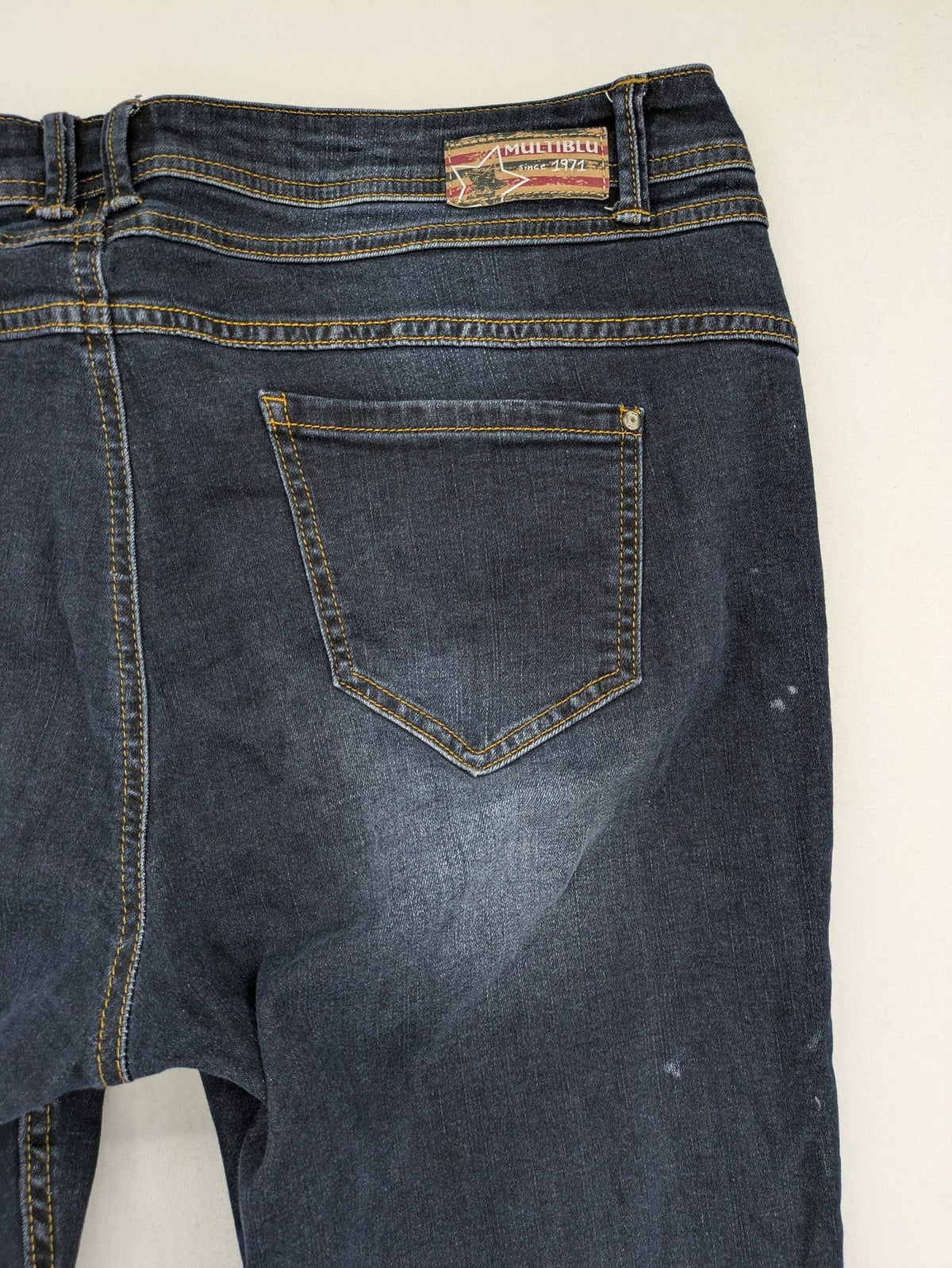 Multiblu blue straight jeans medium waist used look 5-pocket design with button and zipper.