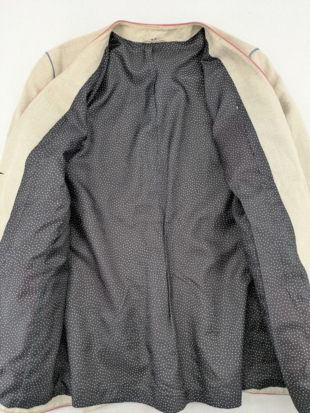 Damen Trachtenjacke beige linen look with pink and blue piping, decorative metal buttons, polka dot lining.