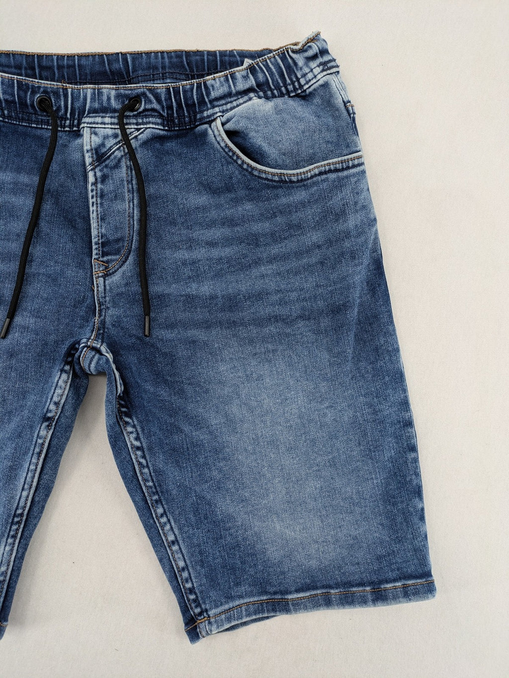 Tom Tailor Denim blue bicycle shorts with elastic waistband and functional drawstring, classic five-pocket style.