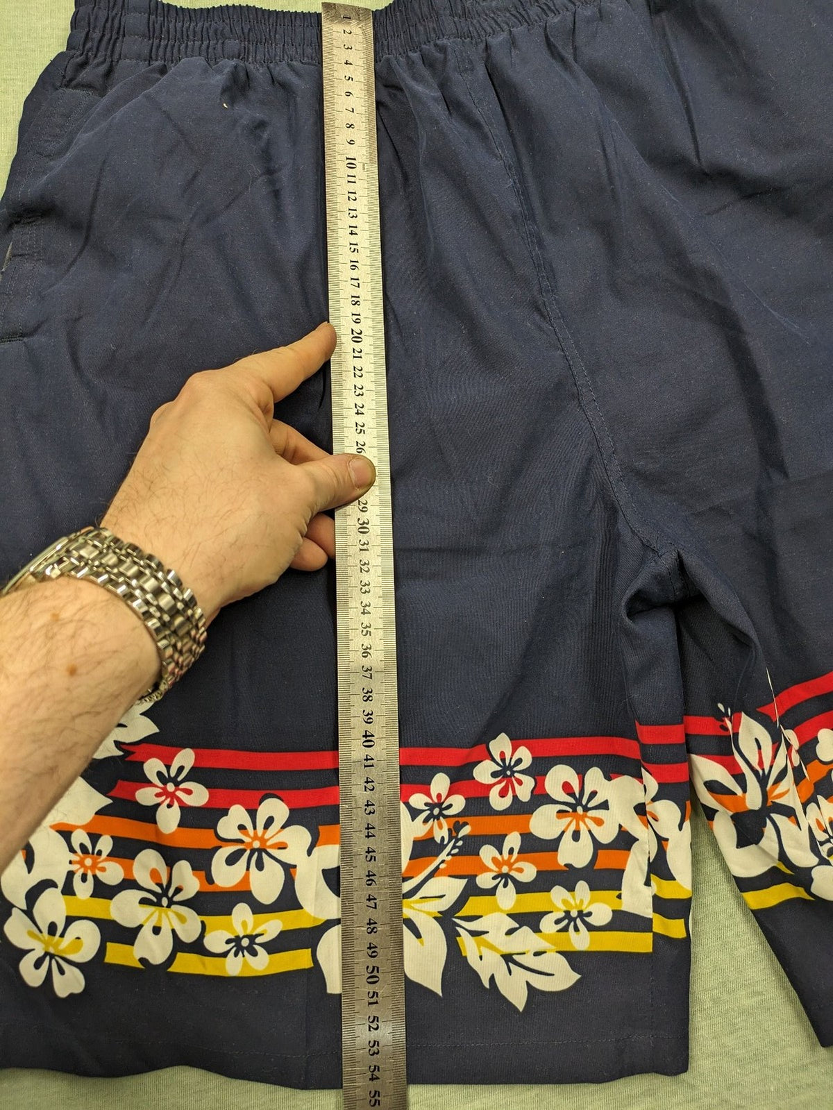 Muster multi swim shorts dark blue with vibrant Hawaii floral pattern and elastic waistband.