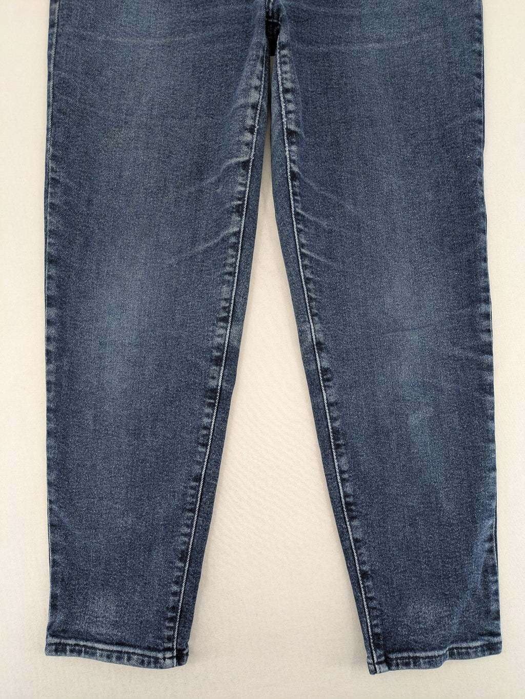 Levi's high waisted taper jeans dark blue 5-pocket design with zipper and stretch material.