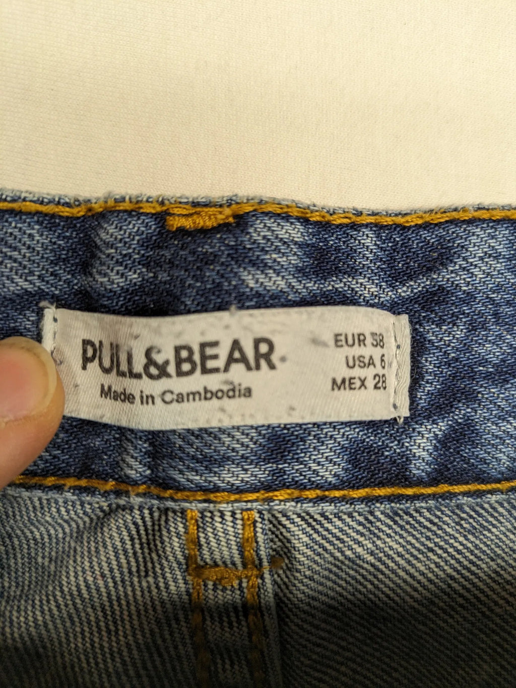 Pull&Bear blue mom jeans high-waist with distressed rips and 100% cotton fabric.