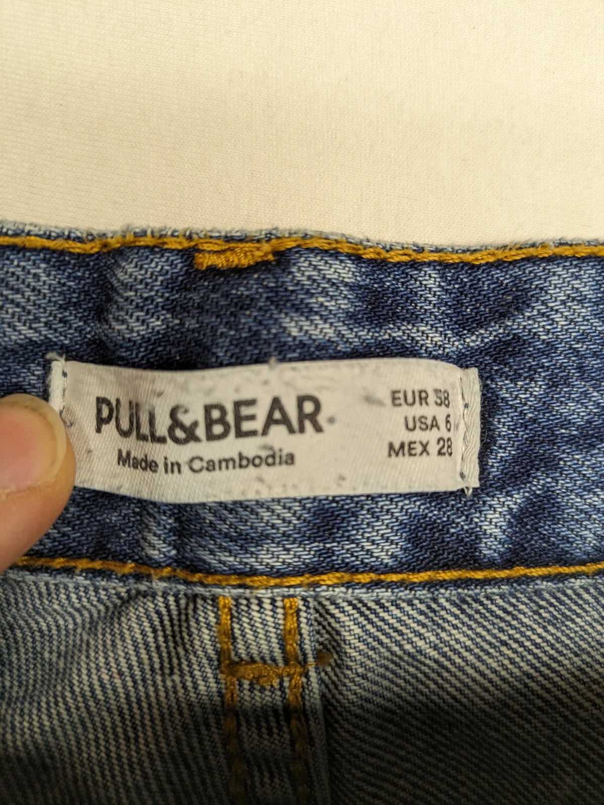 Pull&Bear blue mom jeans high-waist with distressed rips and 100% cotton fabric.