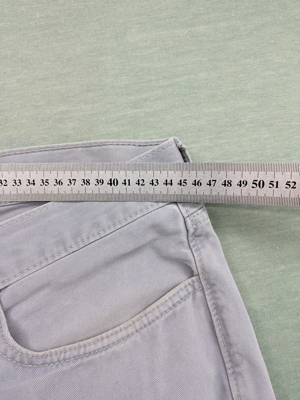 Levi's straight jeans purple classic 5-pocket design with iconic leather patch.