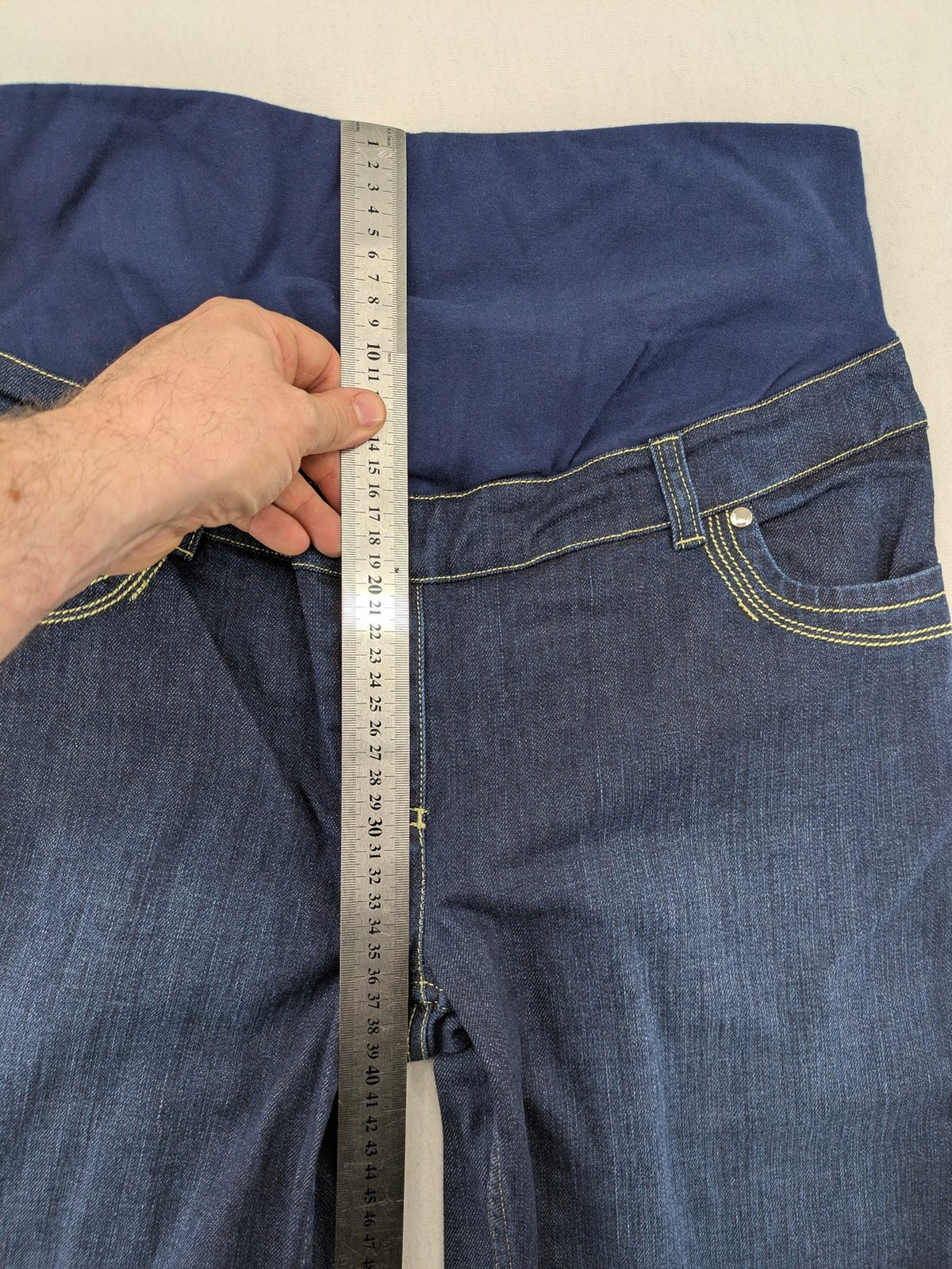 Damen blue bootcut maternity jeans with over-the-belly elastic waistband and classic wash.