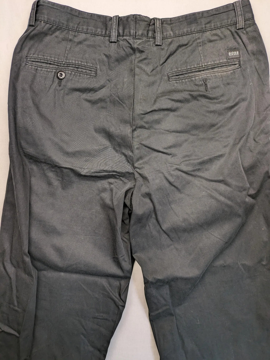 BOSS Hugo Boss grey chinos with button and zipper closure, classic design, 100% cotton.