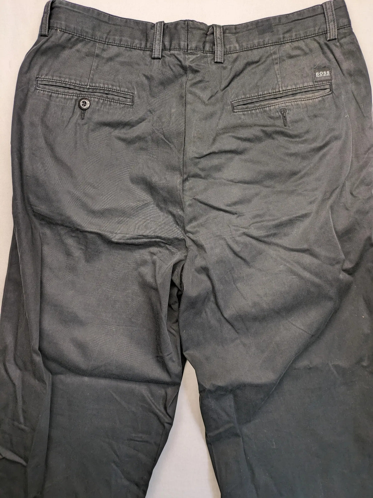 BOSS Hugo Boss grey chinos with button and zipper closure, classic design, 100% cotton.