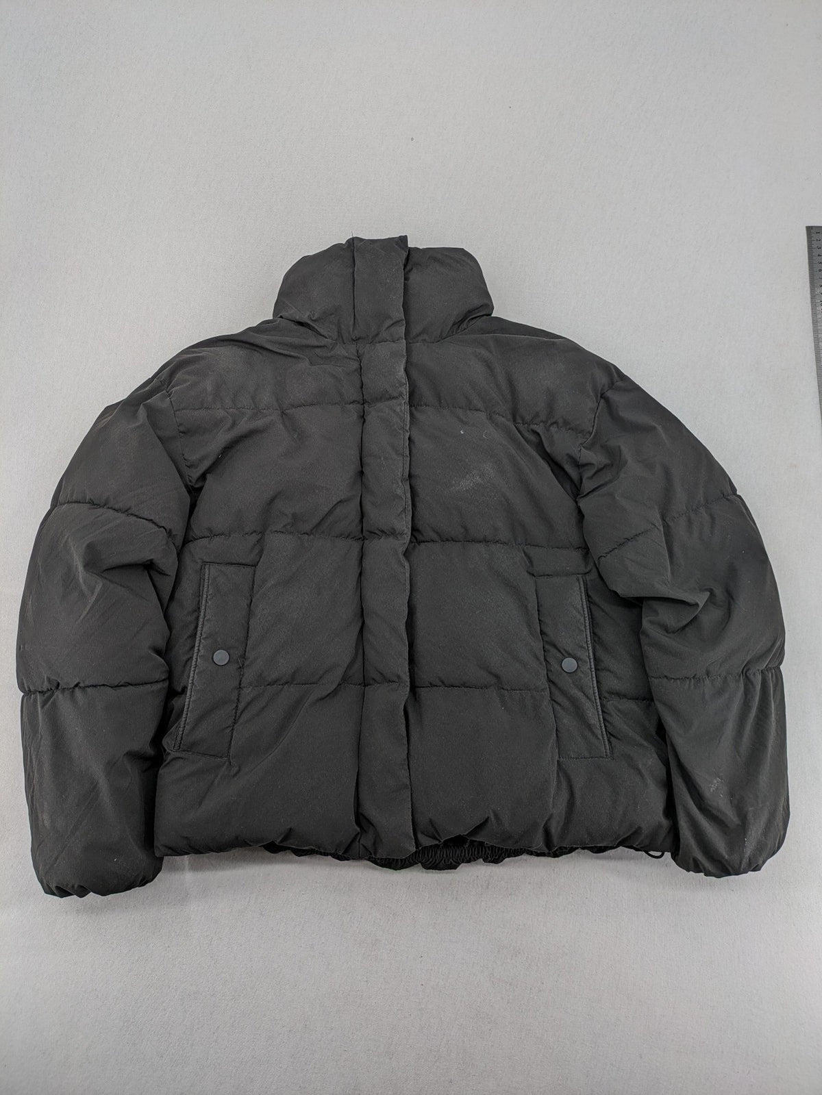 Pull&Bear black puffer coat with high collar, fleece lining, and quilted design.