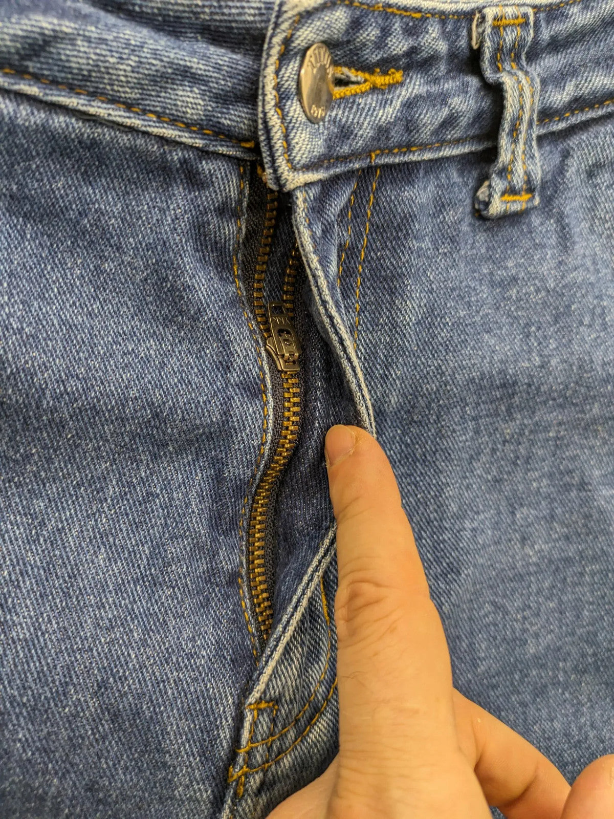 Ozzy blue straight jeans vintage 90s with pink logo patch and classic wash.