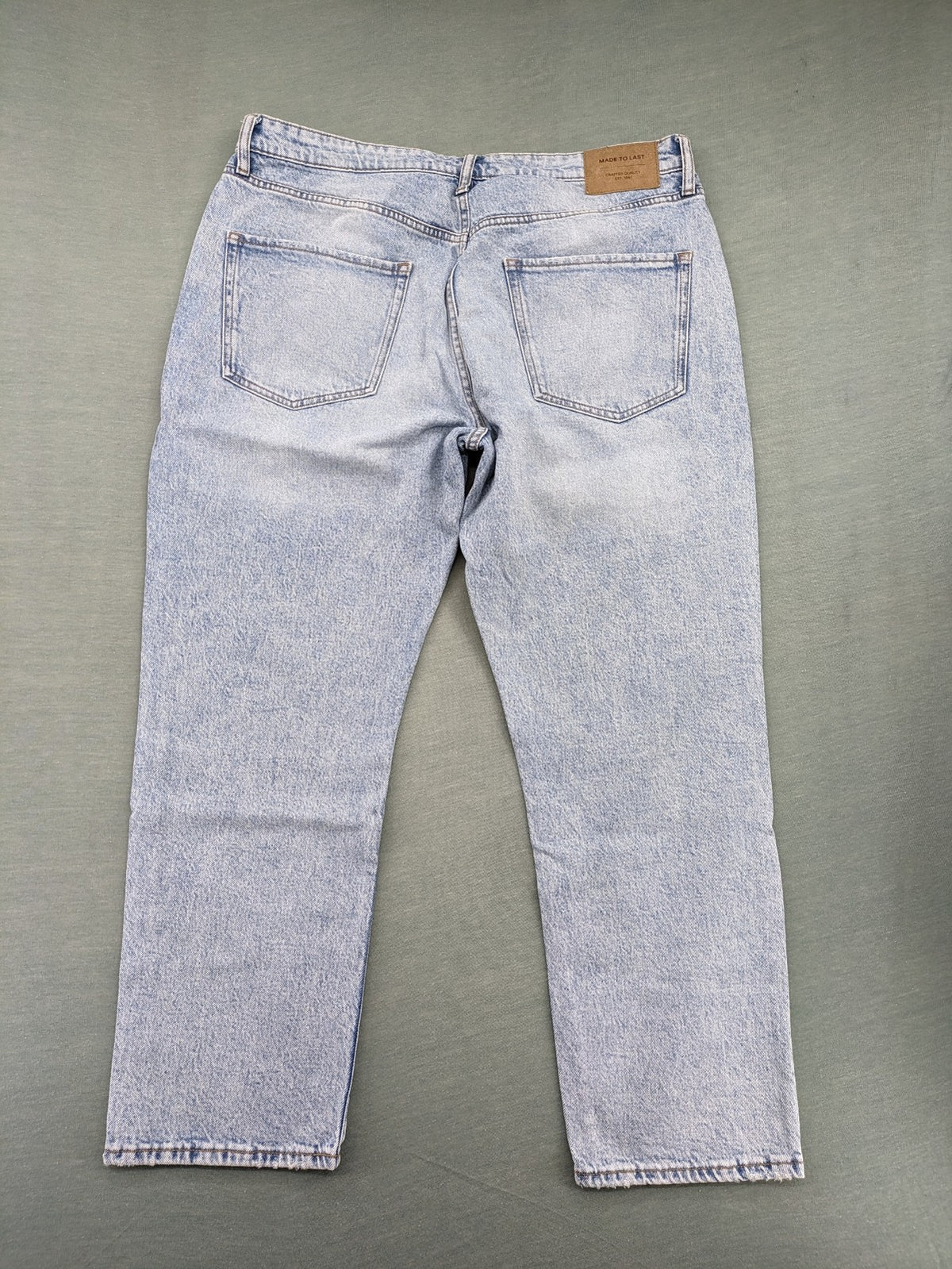 C&A blue straight jeans light wash 5-pocket design with stretch fabric.