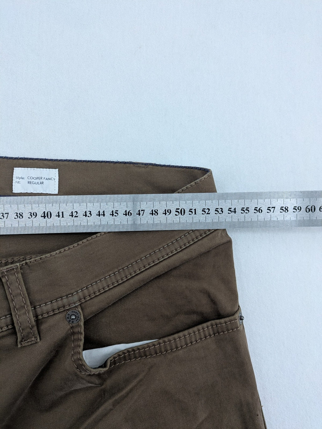 BRAX khaki chinos Cooper Fancy regular fit soft cotton blend with logo detail.