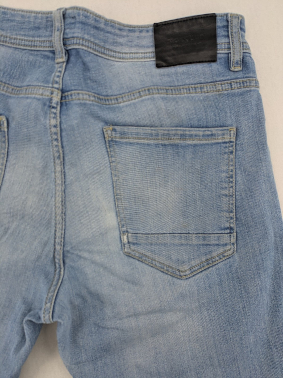Manguun blue straight jeans with distressed wash and classic 5-pocket design.