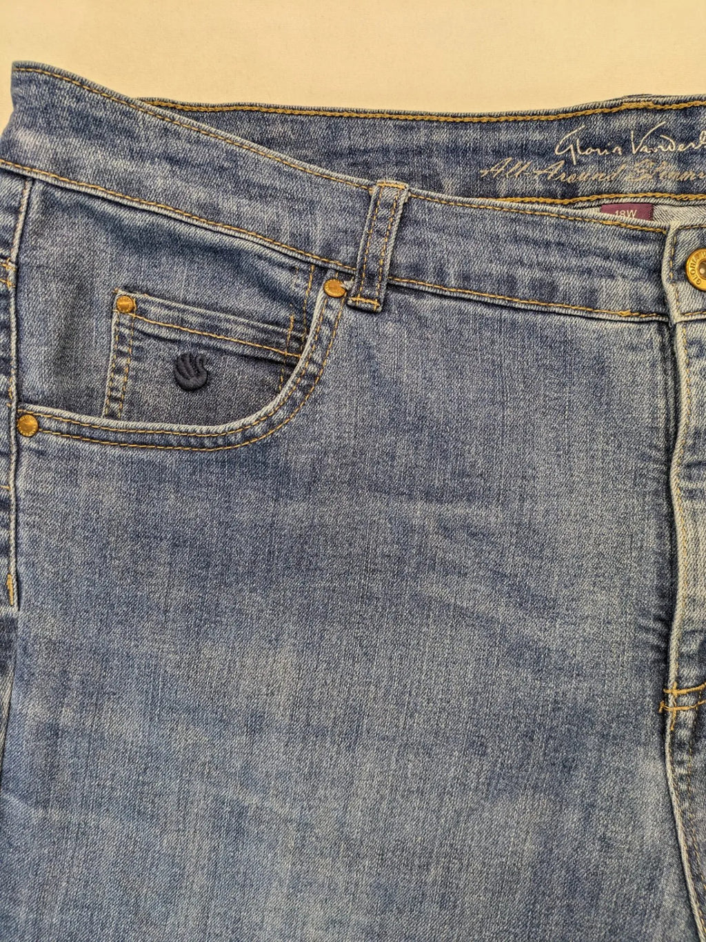 Gloria Vanderbilt blue straight jeans with slimming effect, made of stretch denim.