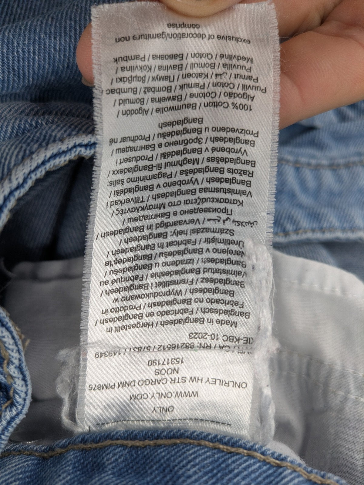 ONLY blue straight jeans with multiple pockets and zipper/button closure, made of 100% cotton.