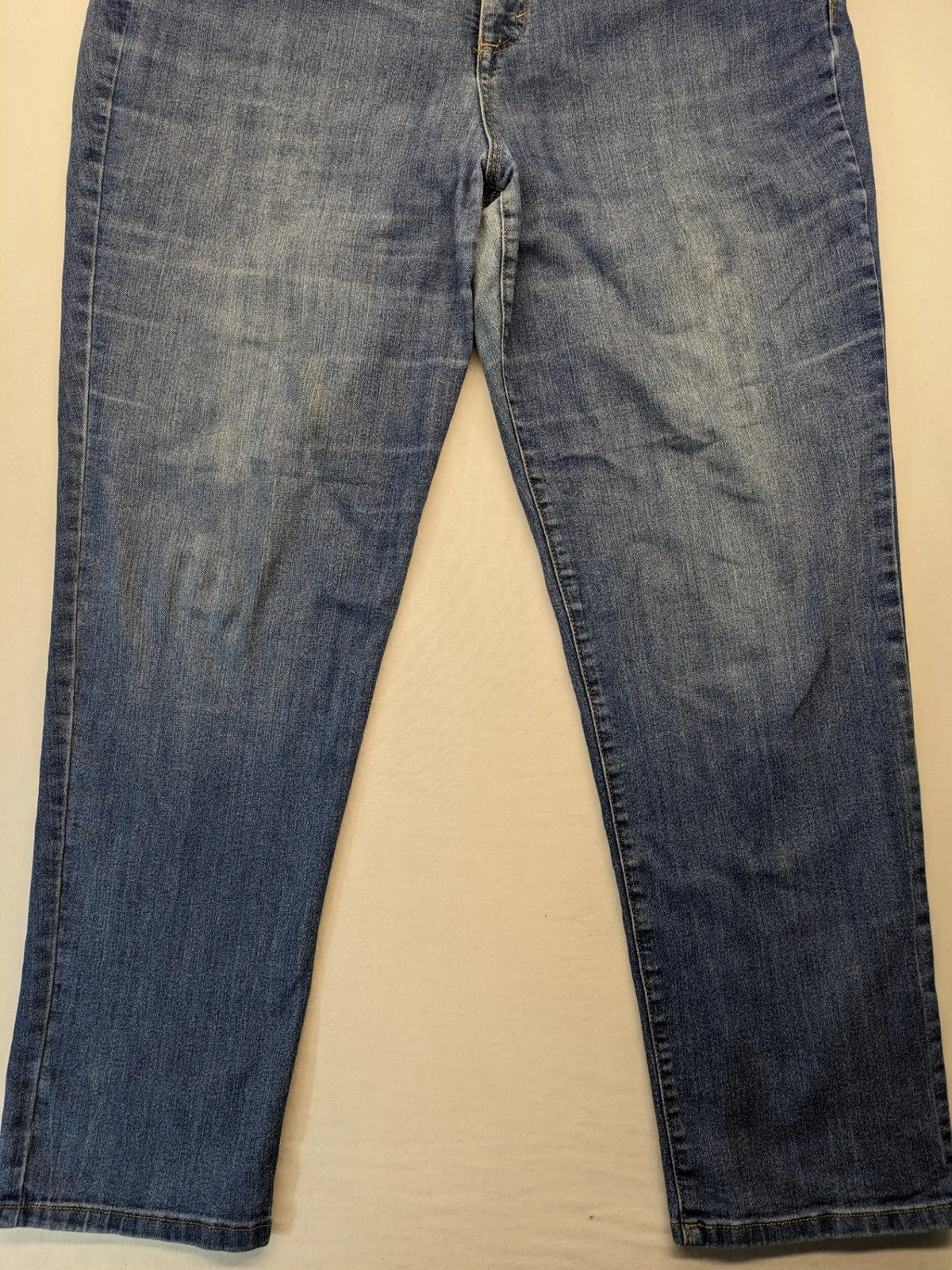 Gloria Vanderbilt blue straight jeans with slimming effect, made of stretch denim.