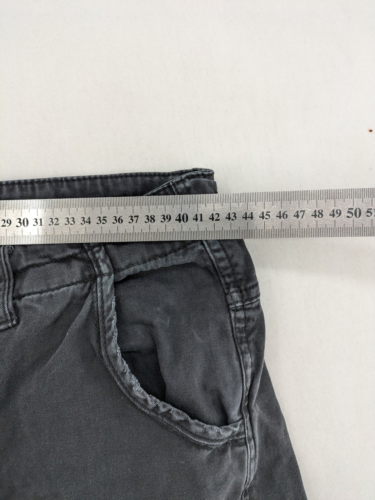 Indicode grey cargo pants with multiple pockets and durable cotton material.
