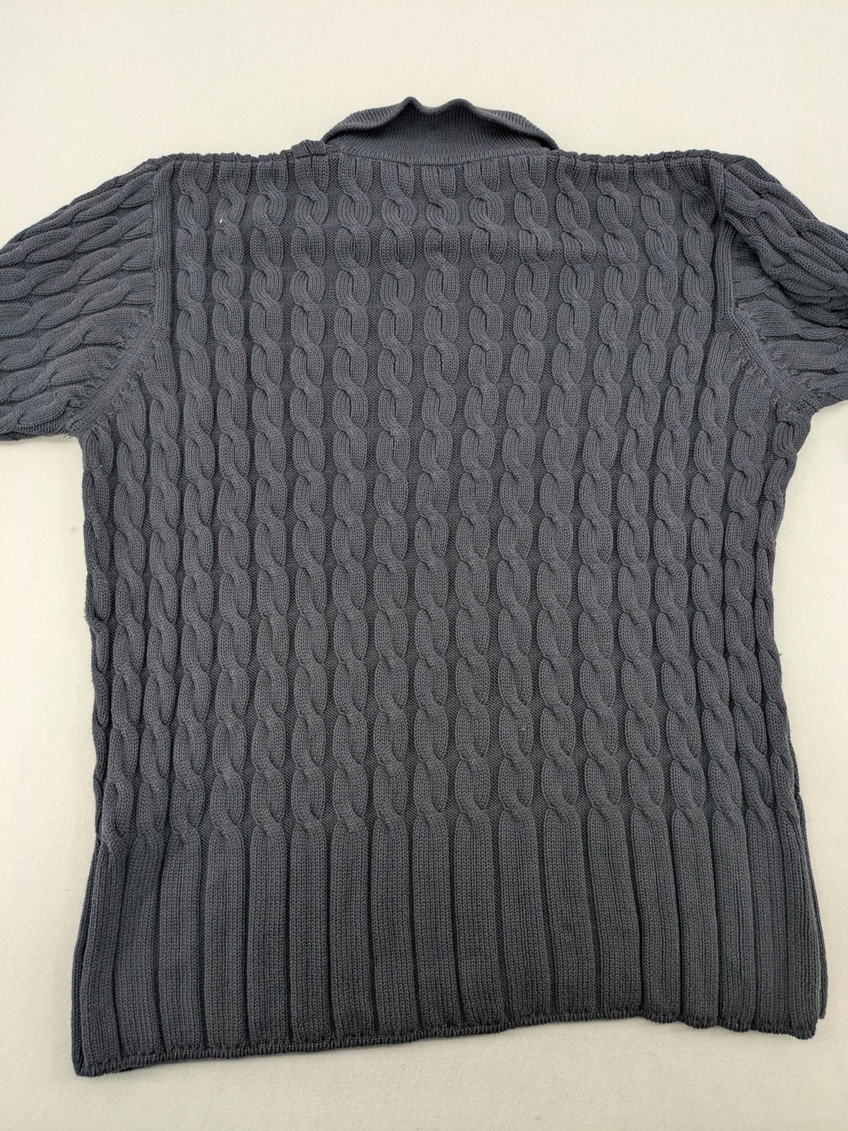 Baumwolle grey turtle neck jumper with cable knit pattern and 3-button collar.
